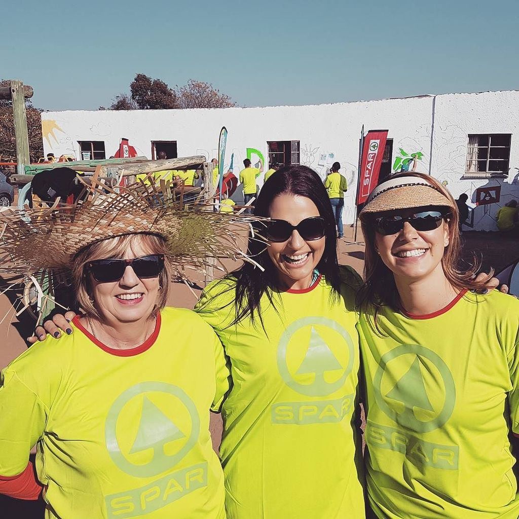 GrootFM's tweet photo. GROOTfm 90.5 se vriende van SPAR en Build It het R20 000 geskenk vir vandag in die vorm van verf en boumateriaal! … https://t.co/LKuYDuvHaB https://t.co/glUjwTuPM1