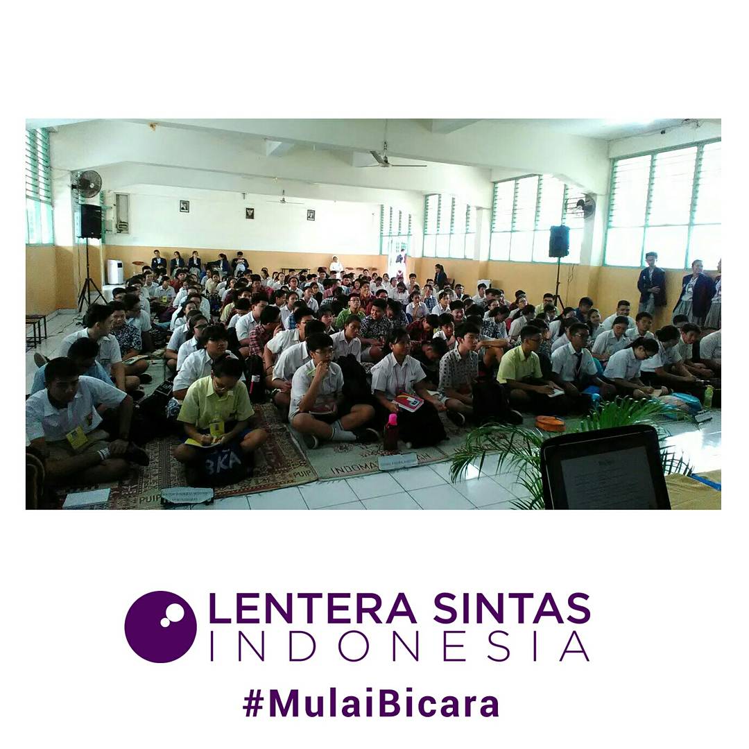 LenteraID's tweet photo. Keseruan #LenteraID saat kampanye #MulaiBicara di SMA Fons Vitae #GerakBersama 2 https://t.co/3b2zs9lrbC