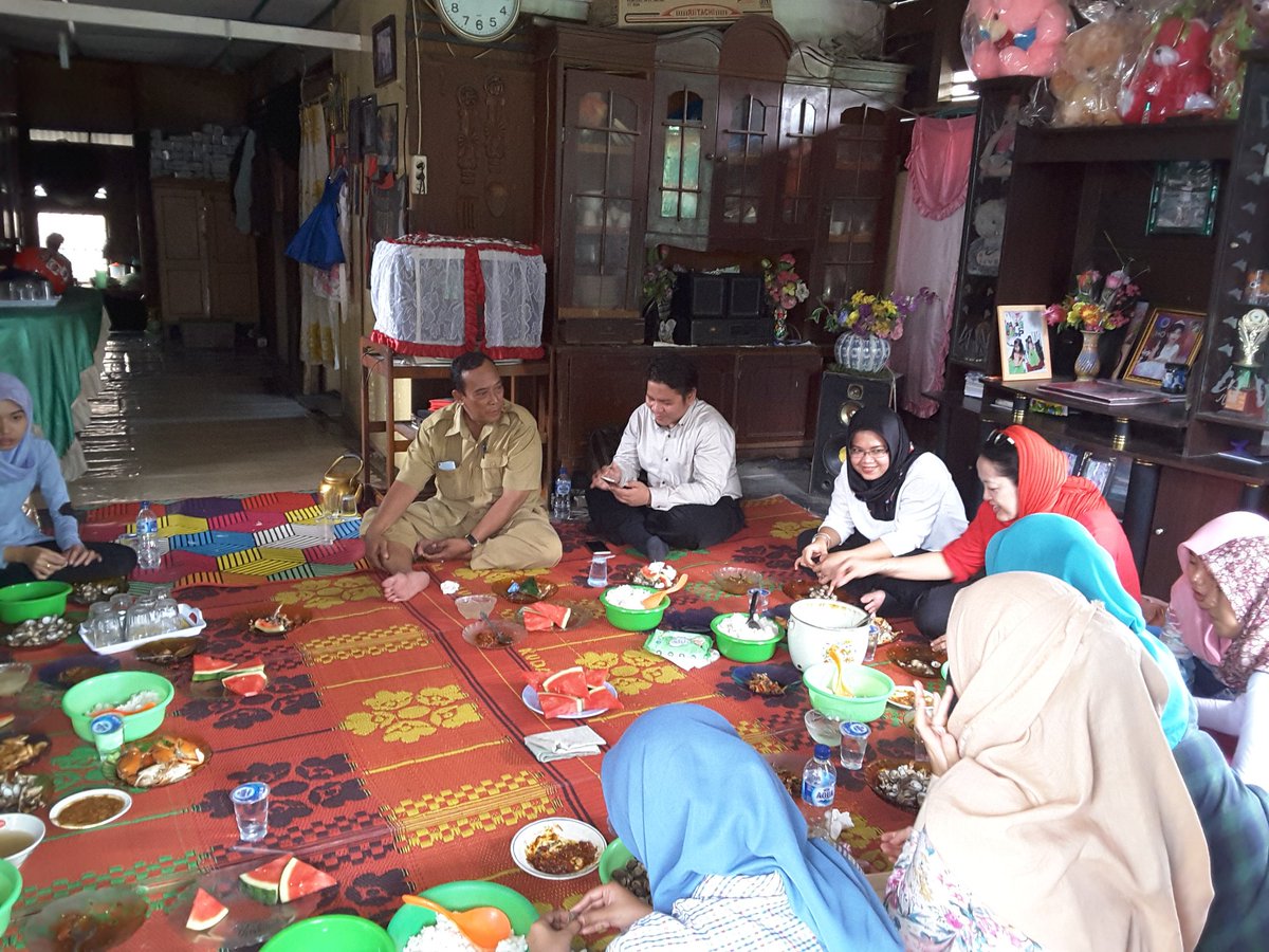 AlidaSilalahi's tweet photo. @puslatluhkp @dpp_ipkani @azminasutionluh #penyuluhperikanan mendampingi kunjungan mhs S2 USU ke KUB dan Kopnel di kel. Lab.deli medan https://t.co/5s2fEVPnwy