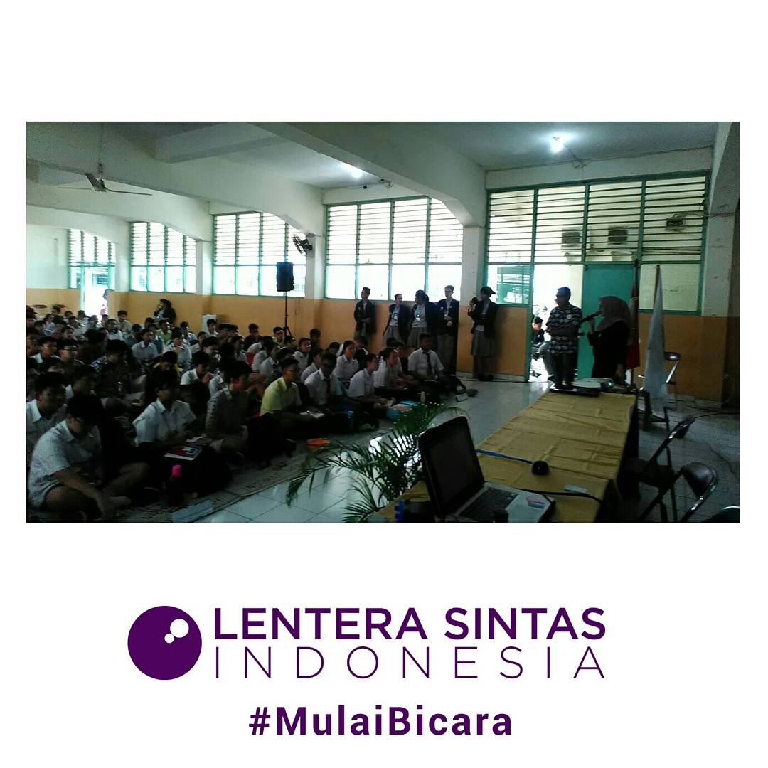 LenteraID's tweet photo. Keseruan #LenteraID saat kampanye #MulaiBicara di SMA Fons Vitae #GerakBersama 3 https://t.co/ctm9NmiO5f