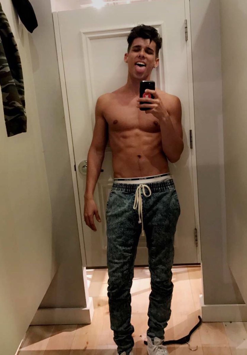 JasonBouzzine's tweet photo. Damn he's so.. he's so sexy 😍 *dead* @Neelsvisser13 https://t.co/npTboIf3Cg