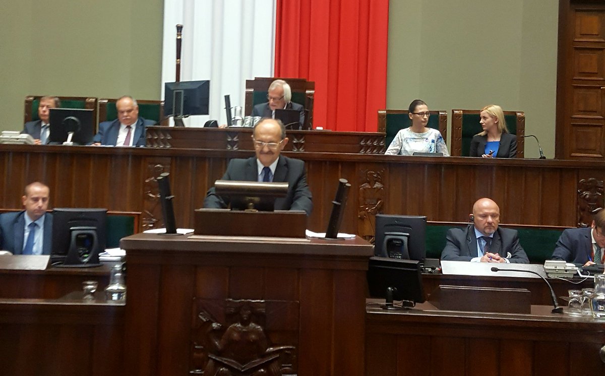 bbudka's tweet photo. Zapamiętajcie! To jest poseł #Matusiewicz. To on uzasadnia bolszewicką ustawę, która ma na celu przejęcie sądów przez #PiS.
#ZamachLipcowy https://t.co/l9lKQHto6r