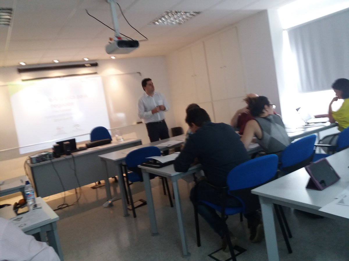 reviverdes's tweet image. Hoy estamos en @CEAes_ con @fjvazquez86 para hablar de #GoogleAnalitics para negocios 💪😊🌍