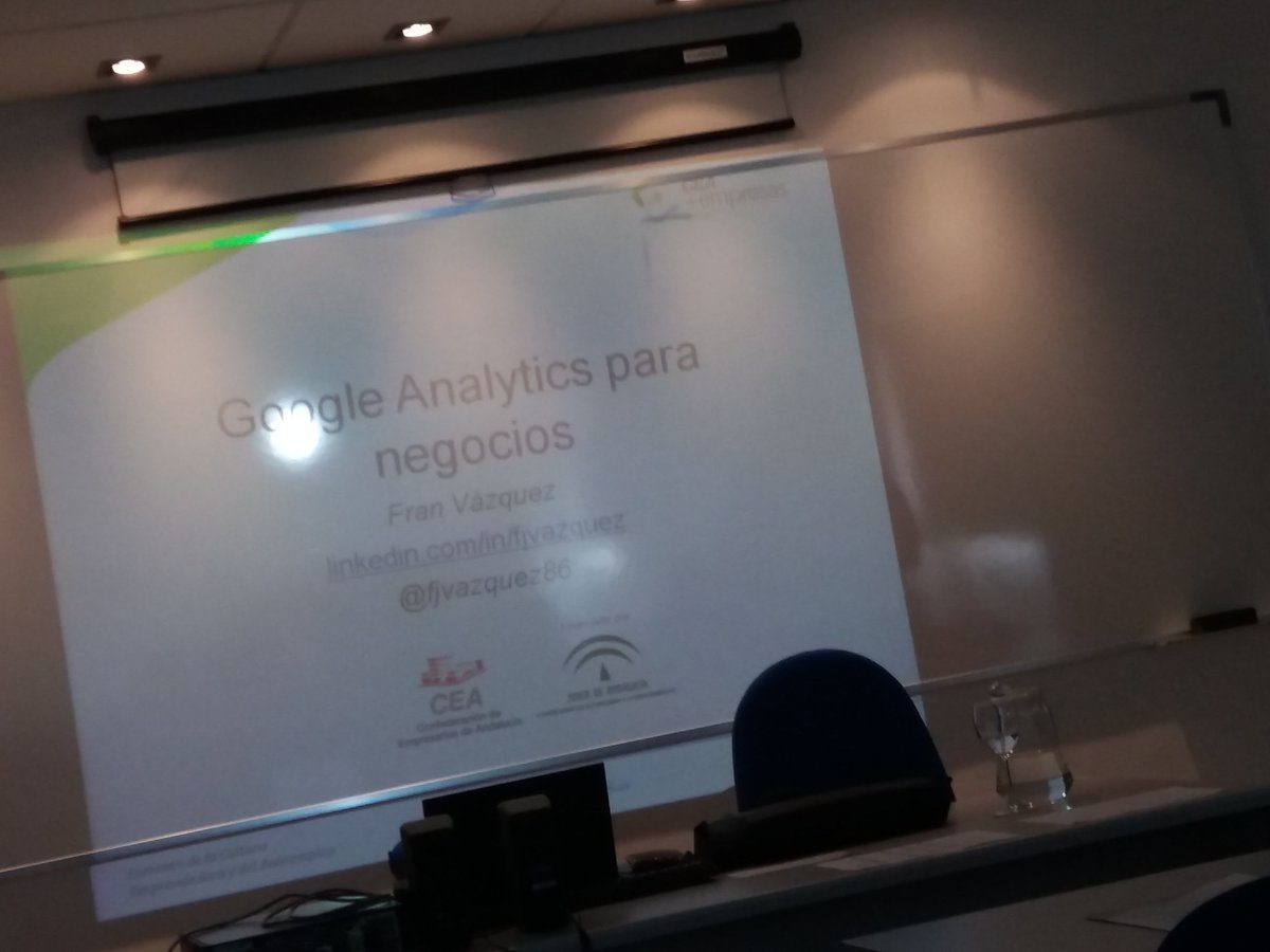 reviverdes's tweet image. Hoy estamos en @CEAes_ con @fjvazquez86 para hablar de #GoogleAnalitics para negocios 💪😊🌍