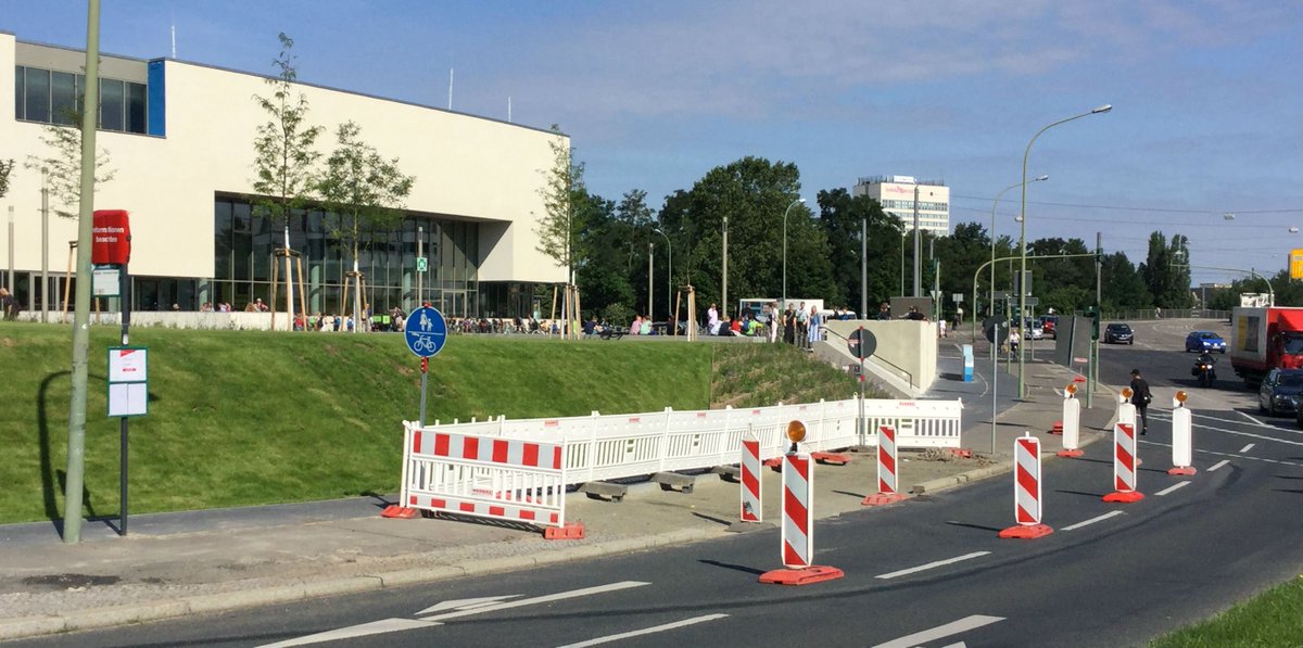 maz_online's tweet photo. Der Bus der Linie 694 hält derzeit nicht am #Brauhausberg vor dem #Blu. https://t.co/9VnKFUlLTg #Potsdam #ViPPotsdam https://t.co/48i7EVnqby