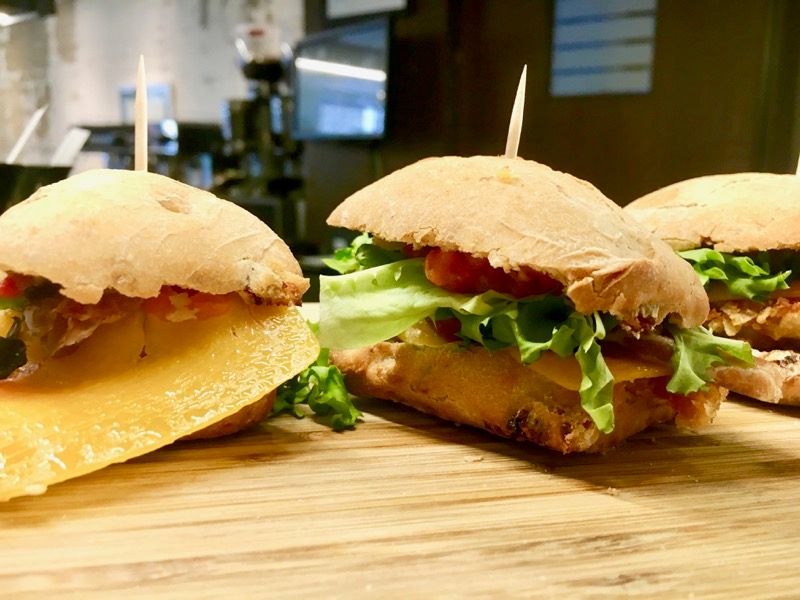 LaKedadaBilbao's tweet photo. Estos #pintxos son sencilllos de #comer. #minibocata en #pan de #txapata. @LaKedadaBilbao @Ilunionhotels #bilbao.
.
#ComerEnBilbao #Bizkaia https://t.co/vXE2cp91fB