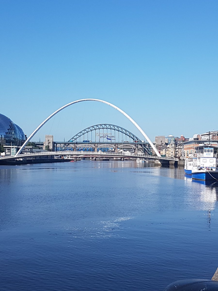 ChangingLives__'s tweet photo. The @SimplyhealthUK @Great_Run sign is up on Tyne Bridge, which means it's almost time! #TeamChangingLives https://t.co/mk2vmItn52
