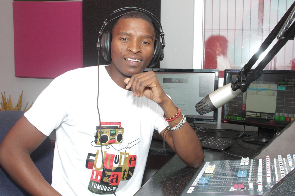 sbo_mdunge's tweet photo. A Very Gud Morning on this special day
#MandelaDay2017
Tune in to https://t.co/JlWk8wbWMK on the #am2pmshow between 11-1pm for more updates https://t.co/0lAa3RKYl6