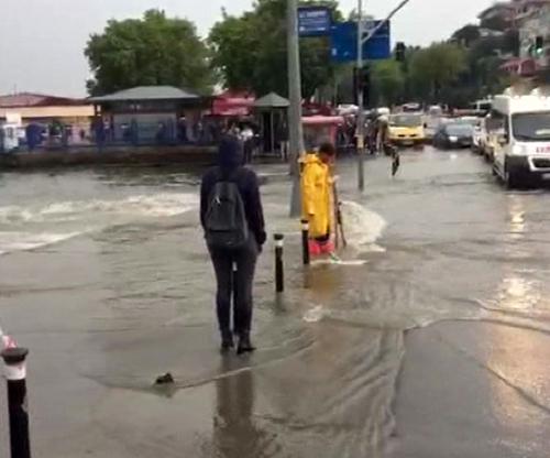 Militan_1917's tweet photo. #yağmur Her şeyleri  gibi "yol yaptık" lafları da yalan. Bu mu yol? https://t.co/pNTjYlaChh