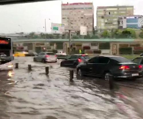 Militan_1917's tweet photo. #yağmur Her şeyleri  gibi "yol yaptık" lafları da yalan. Bu mu yol? https://t.co/pNTjYlaChh
