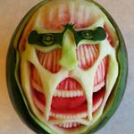 クウォリティ高すぎ!お母さんがスイカで進撃の巨人を作ってみた!