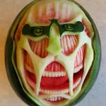 クウォリティ高すぎ!お母さんがスイカで進撃の巨人を作ってみた!