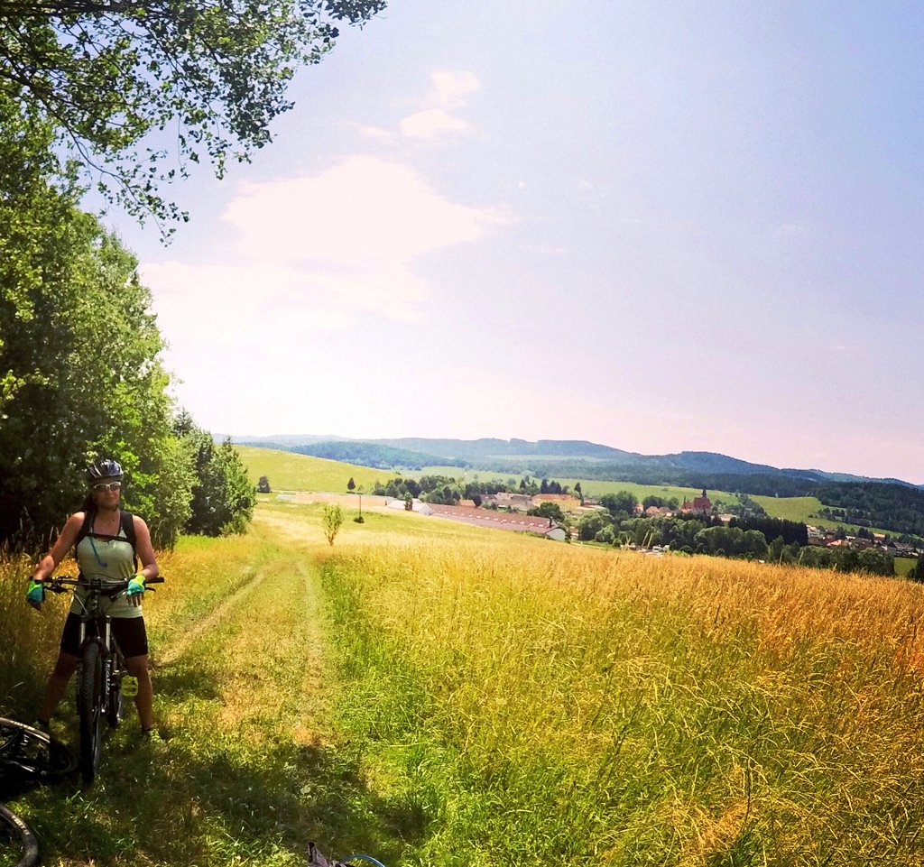 rolling_round's tweet photo. Perfect backdrop for a xc slog
#mountainbiking #cannondale #chvalsiny #sumava #mtbgirl #mtb #rolling_round #vanlife #thisgirlcan @VisitCZ https://t.co/5T1FEkEdyP