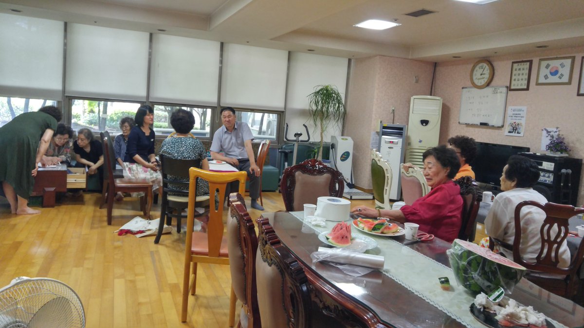 정자1동 주민센터(우한우 동장)에서는 무덥고 습한 여름에 어른신들의 건강은 어떠신지.. 어려움은 없으신지.. 확인차  경로당에 방문하여 작은 담소를 나누고 왔습니다. 어르신들이 무척 좋아하시네요 ^^ 늘 건강하시고 행복하셔야 해요~~~