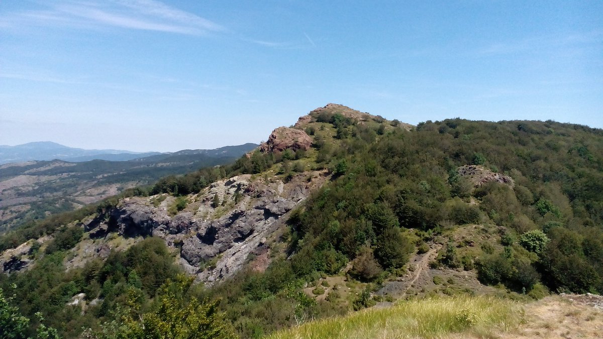robertocosta_ge's tweet photo. Vasto panorama dal Monte Gifarco #lamialiguria, val Trebbia, val d'Aveto, m.Roccabruna e...sorpresa, la spada nella roccia https://t.co/zSHPKWqJoL