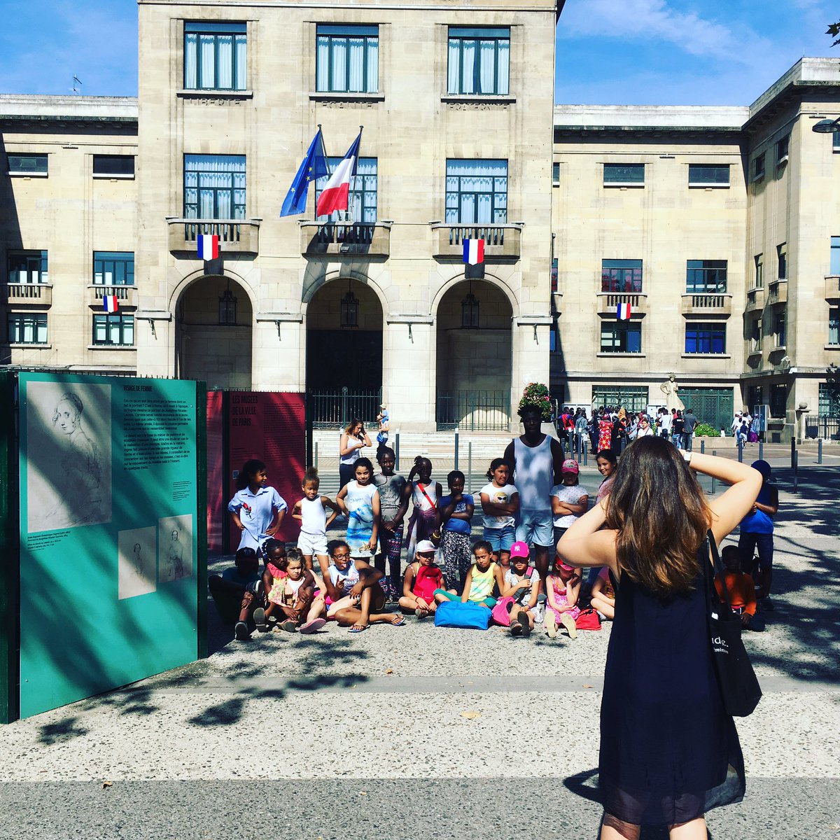 sarabelette's tweet photo. Portrait de famille et 3 Paloma dans la visite-performance aujourd'hui ! #placedesportraits @ville_montreuil #visite #parismusees @cqmyov https://t.co/NEnQCXl0Cf