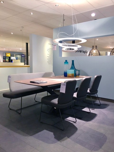 Wat een fraaie set: Skyler eetkamerbank &amp; stoelen met tafel Oxxi. Match made in heaven! #bertplantagie #wooninspiratie #dutchdesign