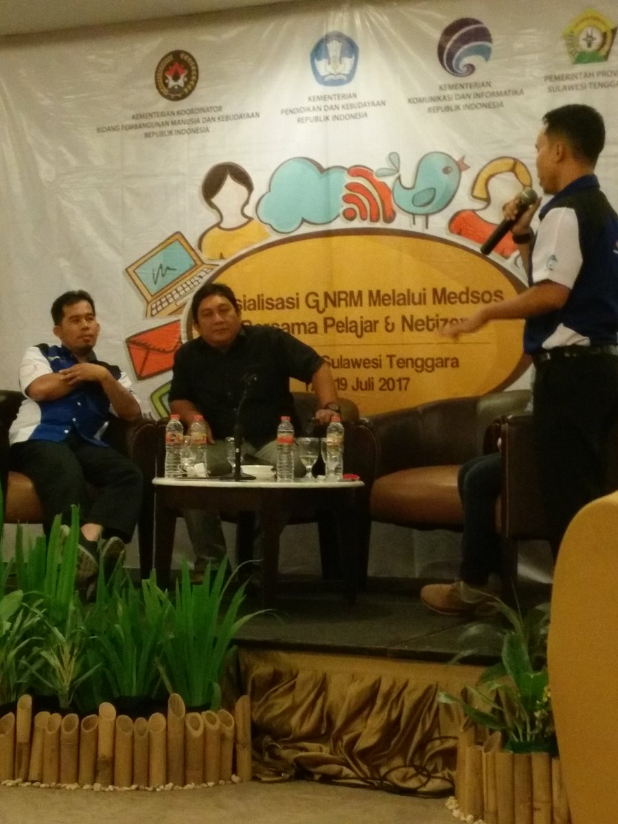 Uchii_waode's tweet photo. Pemateri Ketiga dari Relawan TIK Sulawesi Tenggara 😍 #ayoberubah2017 #netizenkendari https://t.co/jtb97auhEu