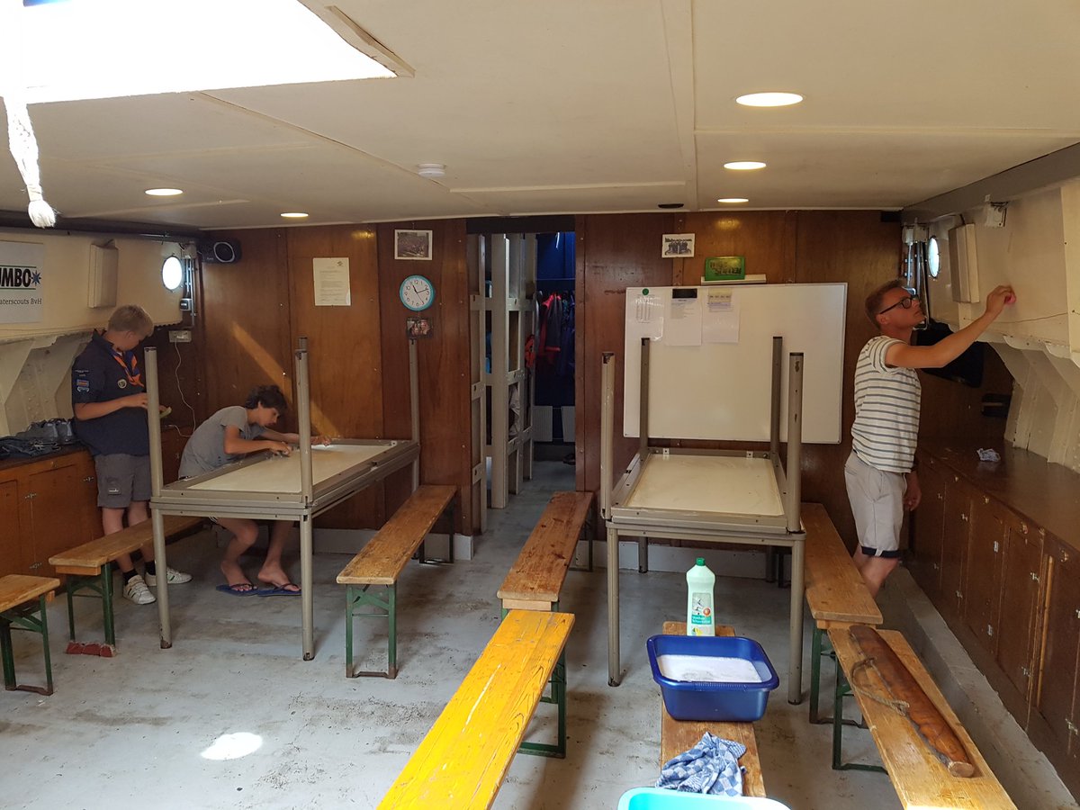 WaterscoutsBvH's tweet photo. Opweg naar Schiedam. Grote schoonmaak tijdens het varen kan uiteraard niet ontbreken! #waterscouts #zomerkamp2017 https://t.co/vnvubqyztS