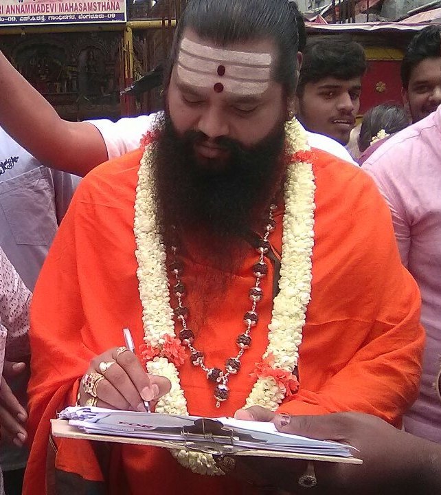 ShankaraPeetha's tweet photo. @SriSamsthana @narendramodi @shakkuiyer #ಅಭಯಾಕ್ಷರ 

ಇಂದು ತಮ್ಮ ಹಸ್ತಾಕ್ಷರವಿತ್ತು ಹಕ್ಕೊತ್ತಾಯ ಸಲ್ಲಿಸಿದವರು : 
ಶ್ರೀ. ಆನಂದ ಗುರೂಜಿ.

#ProtectWithPen https://t.co/5LGtblDsVJ