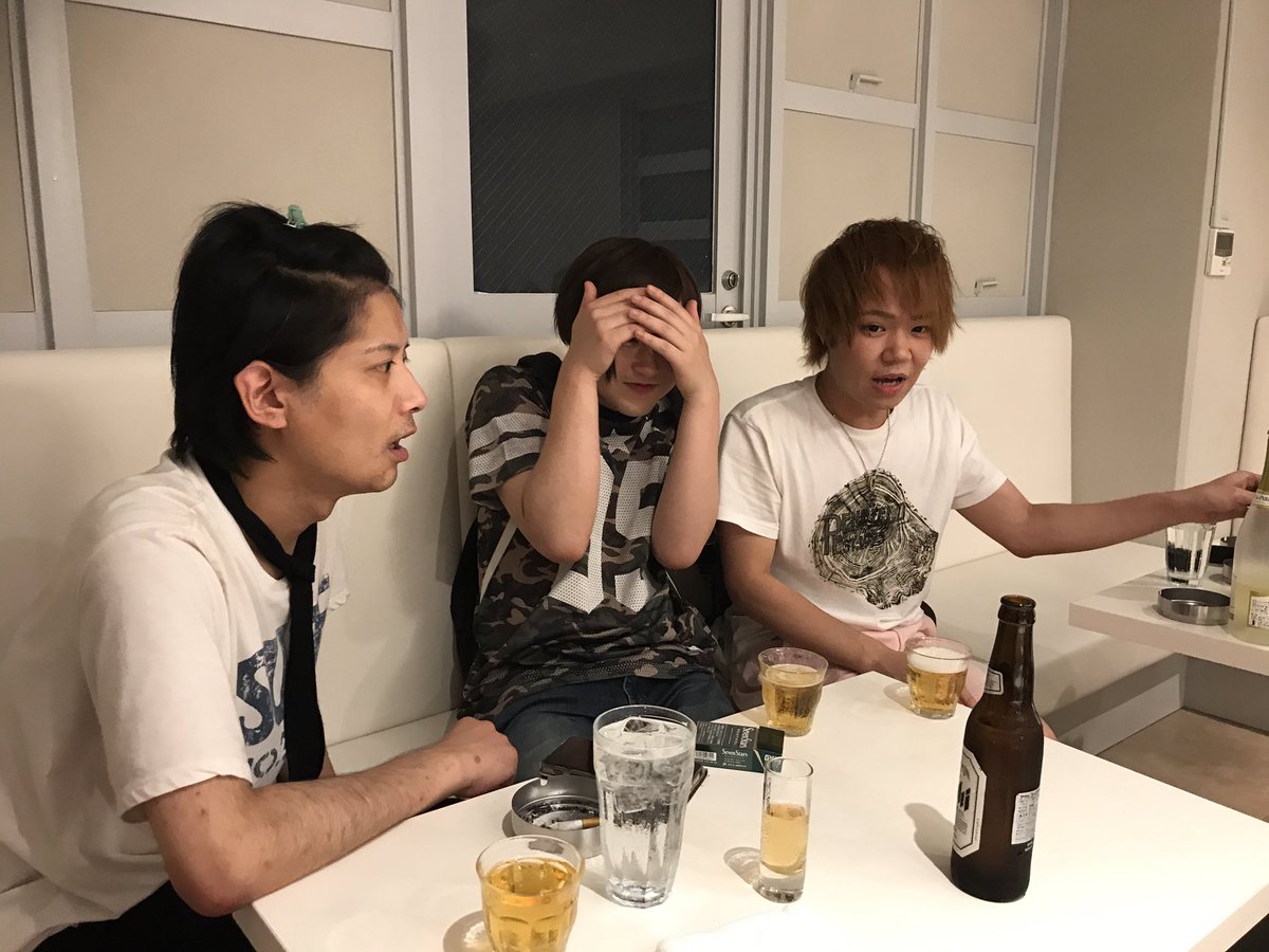 2chodeland's tweet photo. 7月18日(火)

おーぷんと同時に波乱の幕開け。
お休みのりゅうせいママが休日返上でお掃除指導。

1ドリンク1000円の明朗会計で待機ボーイさんの顔見せし放題！ https://t.co/TcMh66XLlX
