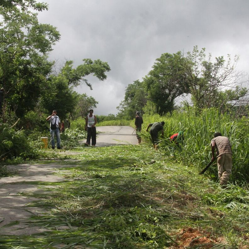 DIMCI_Bermudez's tweet photo. Alcaldía de Bermúdez realizar jornada de desmalezado en la carretera Chipichipe Maturincito @JulioRPSUV @EdwinRojasM #GestiónParaElPueblo https://t.co/j5yCH3DHof