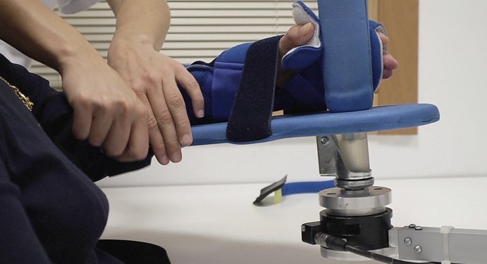PcientificoUMH's tweet photo. El Hospital Vega Baja aplica robótica rehabilitadora a pacientes con daños neurológicos #InstaedTech https://t.co/kpoOOHn4zw https://t.co/nI36GGvcOF