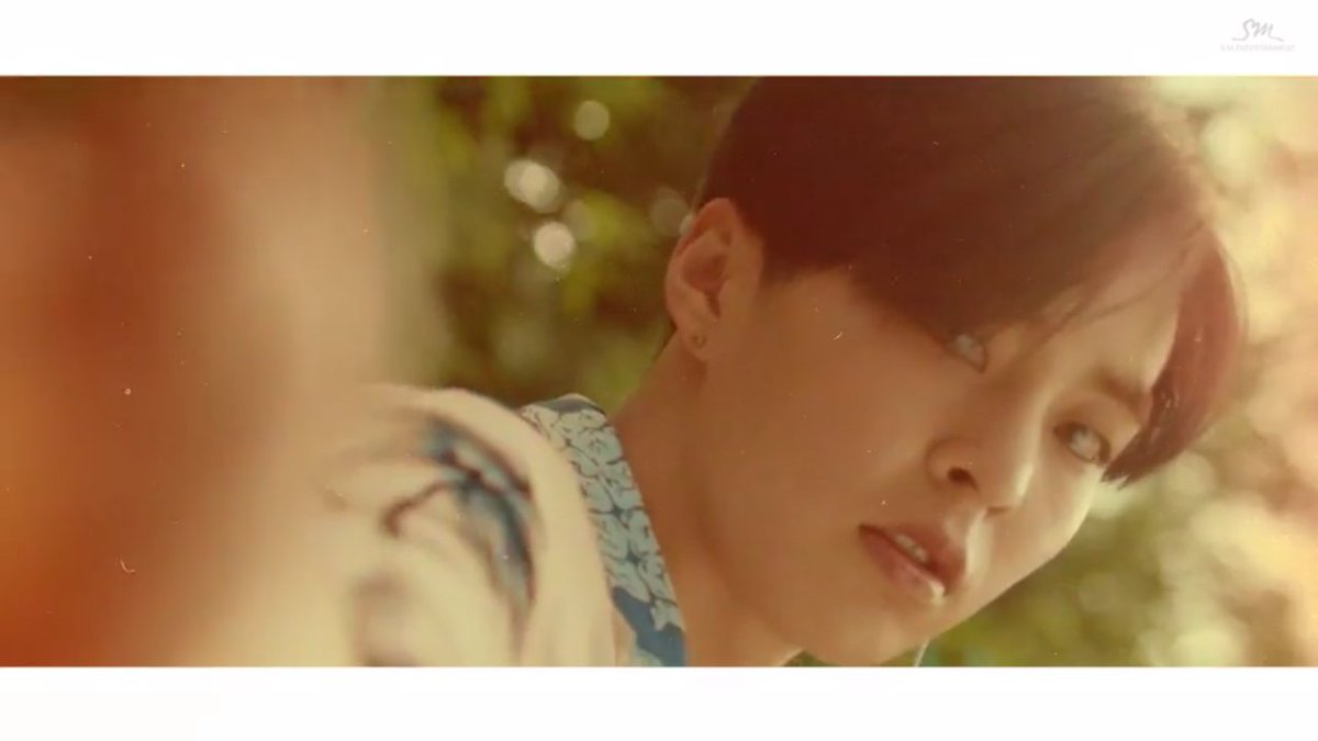 sirsuhololo's tweet photo. WHAT'S WITH MINSEOK'S TOUCH THAT MAKES SEHUN ALIVE???????👀👀 #KoKoBop #EXO https://t.co/Rtd7MzoizE