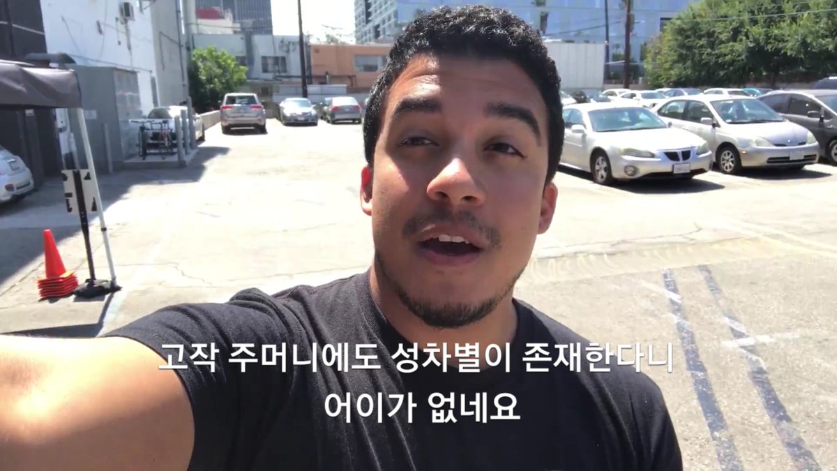 여성용 옷엔 주머니가 아예 없거나 (장식용으로 주머니처럼 스티칭만 해놓은게많다) 있더라도 물건을 집어넣기 힘들정도로 작은 게 대부분이다. 버즈피드에서 남자들이 주머니없는 하루에 도전해보기로 했다. 다들 열쇠, 핸드폰, 지갑, 담배를 손에 들고다니느라