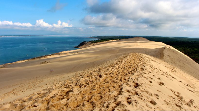 le_gorafi's tweet photo. Un Parisien en vacances détruit accidentellement la dune du Pilat en passant l'aspirateur https://t.co/Z7HQpJdgZ8 https://t.co/x55JWUGLoN