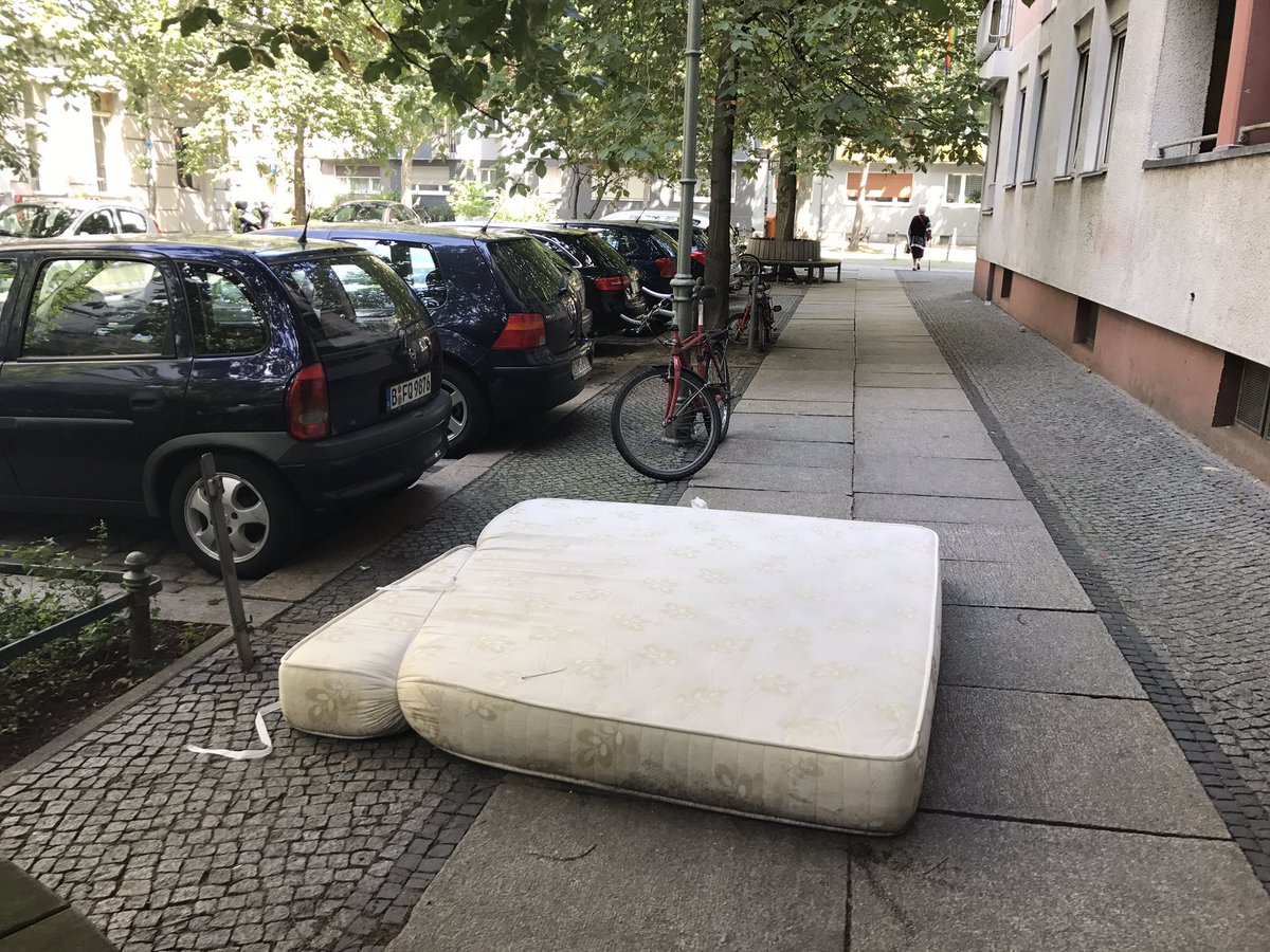 Reporter_Flash's tweet photo. Hier hilft nur noch die @BSR_de!
Dreysestraße #Moabit #dreckweg 
@bzberlin https://t.co/41hx8uCV87