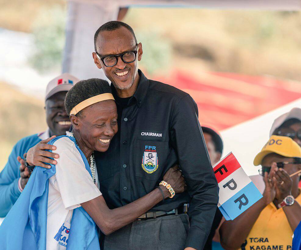 ChrysantheT's tweet photo. RPF campaign in Nyaruguru district #Paul kagame as Presidential candidate election # https://t.co/bfe3nPwGC8