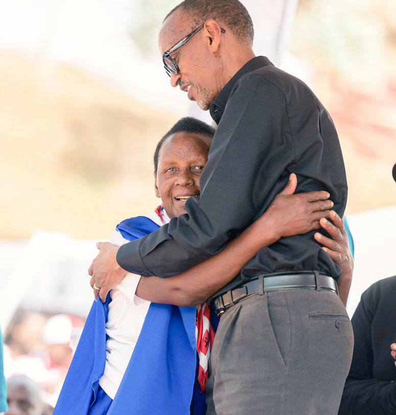 ChrysantheT's tweet photo. RPF campaign in Nyaruguru district #Paul kagame as Presidential candidate election # https://t.co/bfe3nPwGC8
