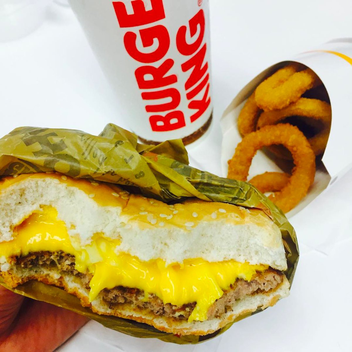 burgerkingph's tweet photo. Looking for a cheesy, beefy dinner? BK lang ang magsa-satisfy ng #KingSizedCraving👑 mo! 😋 #4CheeseWhopper 📷 by @aprilbarts https://t.co/k1uoW8RmCh