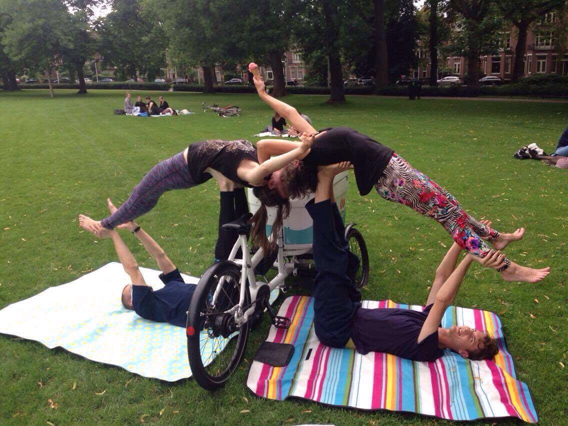 Mensen krijgen het in hun bol van onze ijsjes. Check deze stuntmannen en -vrouwen! 💪🍦🚲
