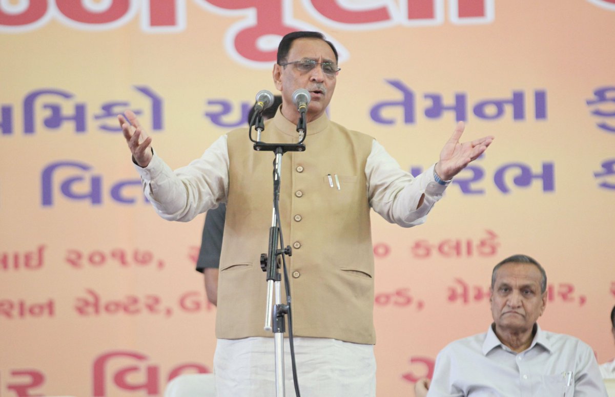 CMOGuj's tweet photo. Guj CM illustrated various other welfare schemes for construction workers implemented by Guj Govt while launching #ShramikAnnapurnaYojana https://t.co/Cr4efLagQf
