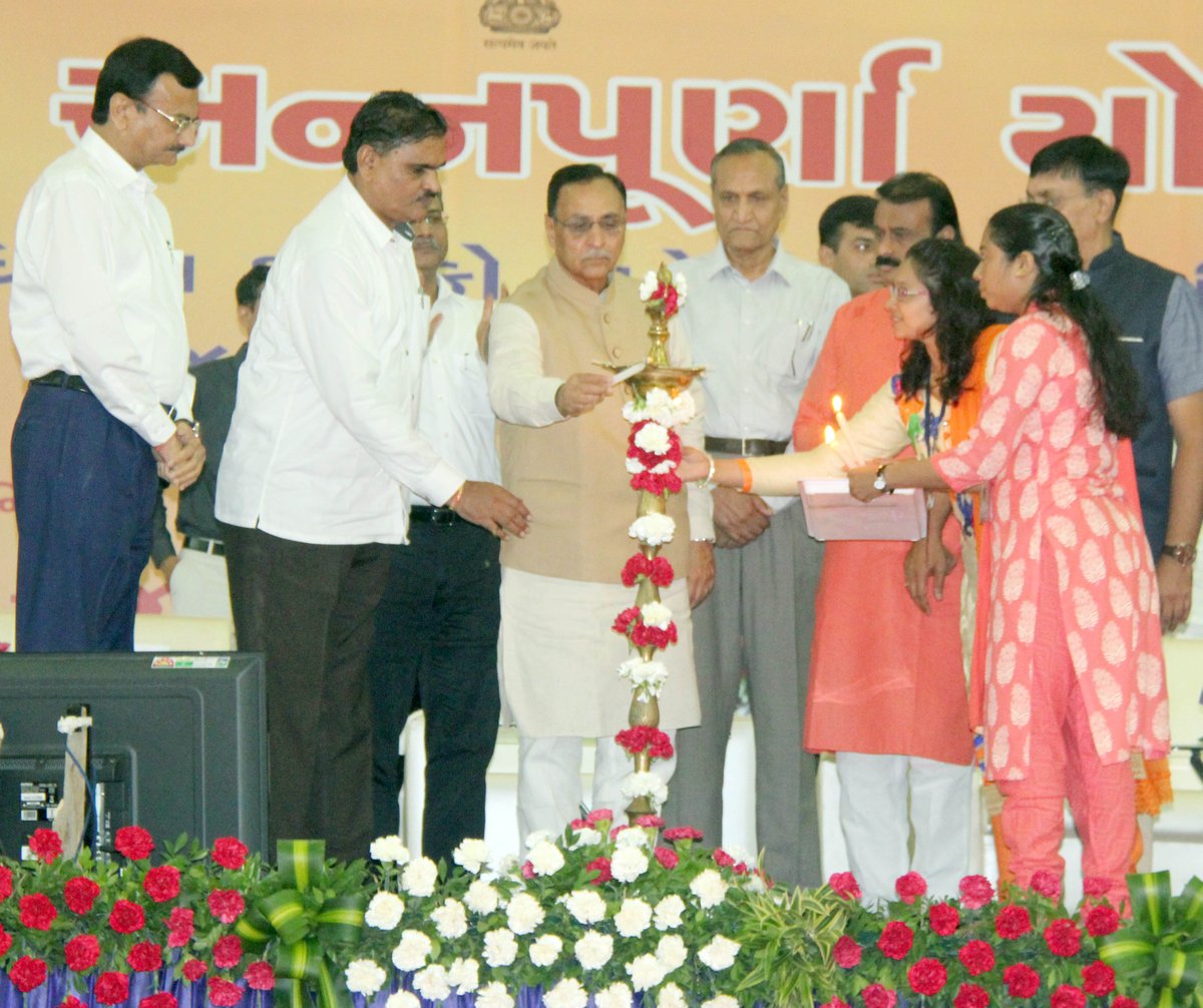 CMOGuj's tweet photo. Guj CM illustrated various other welfare schemes for construction workers implemented by Guj Govt while launching #ShramikAnnapurnaYojana https://t.co/Cr4efLagQf