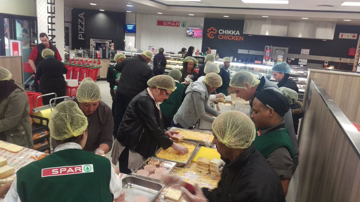 jvdwattmol's tweet photo. #MandelaDay #qsquare #spar 1000 sandwiches in 67minutes https://t.co/oRX5widy5F