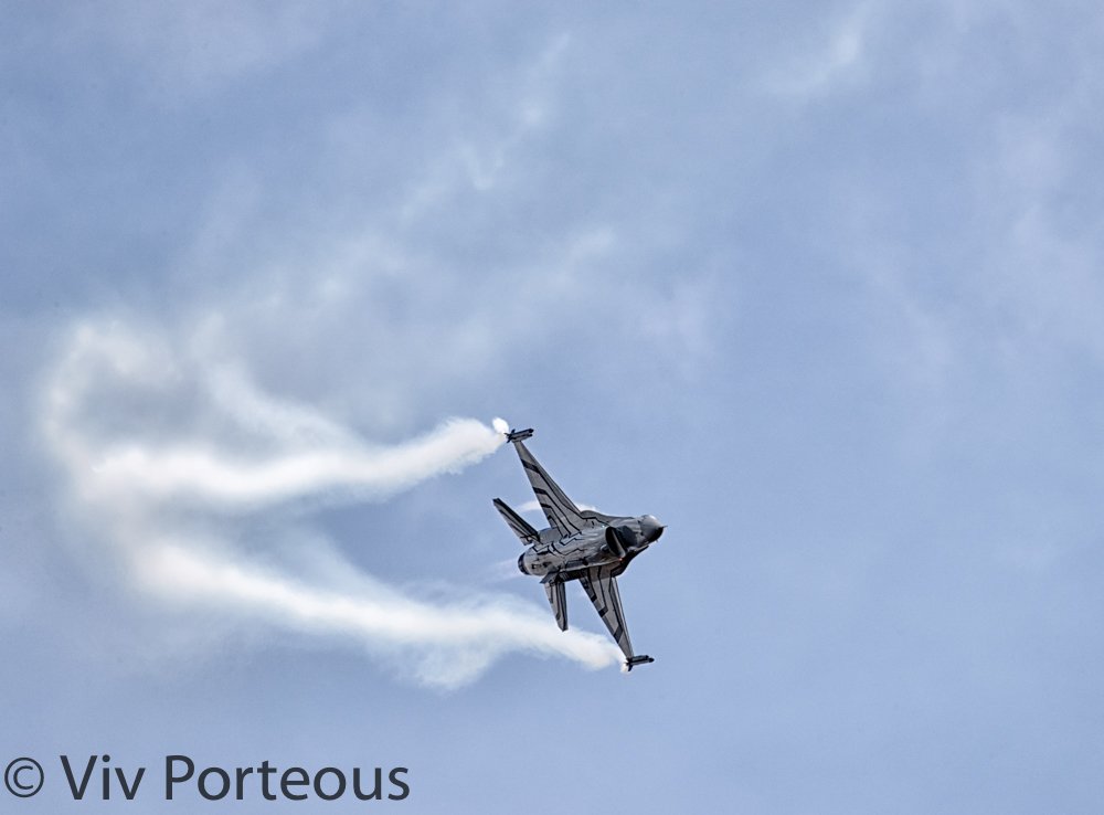 Viv_167's tweet photo. @BAFf16display @airtattoo Great display Gizmo, well done team :) Images from Friday :)  #F-16 #ViperLove https://t.co/fkLI86aCPW