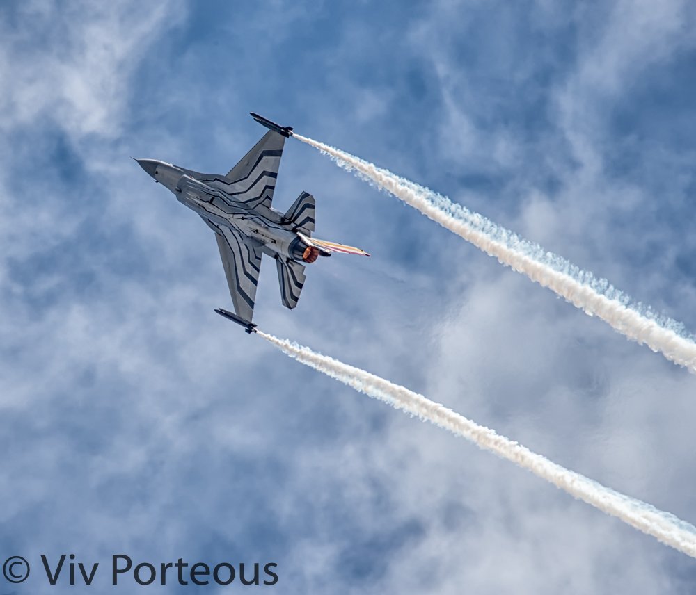 Viv_167's tweet photo. @BAFf16display @airtattoo Great display Gizmo, well done team :) Images from Friday :)  #F-16 #ViperLove https://t.co/fkLI86aCPW
