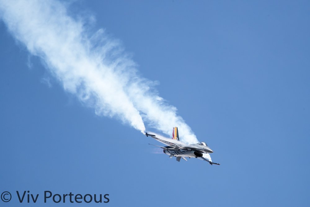 Viv_167's tweet photo. @BAFf16display @airtattoo Great display Gizmo, well done team :) Images from Friday :)  #F-16 #ViperLove https://t.co/fkLI86aCPW