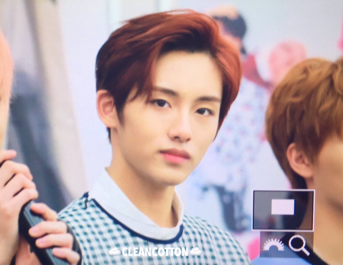 cleancotton_win's tweet image. 170718 부산센텀싸인회 
스청 왕쟈님...👑
#NCT127 #윈윈 #winwin #董思成