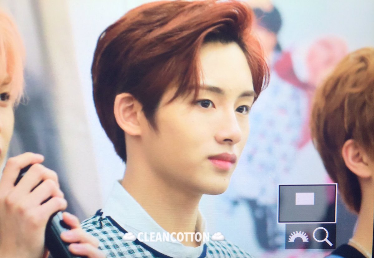 cleancotton_win's tweet image. 170718 부산센텀싸인회 
스청 왕쟈님...👑
#NCT127 #윈윈 #winwin #董思成