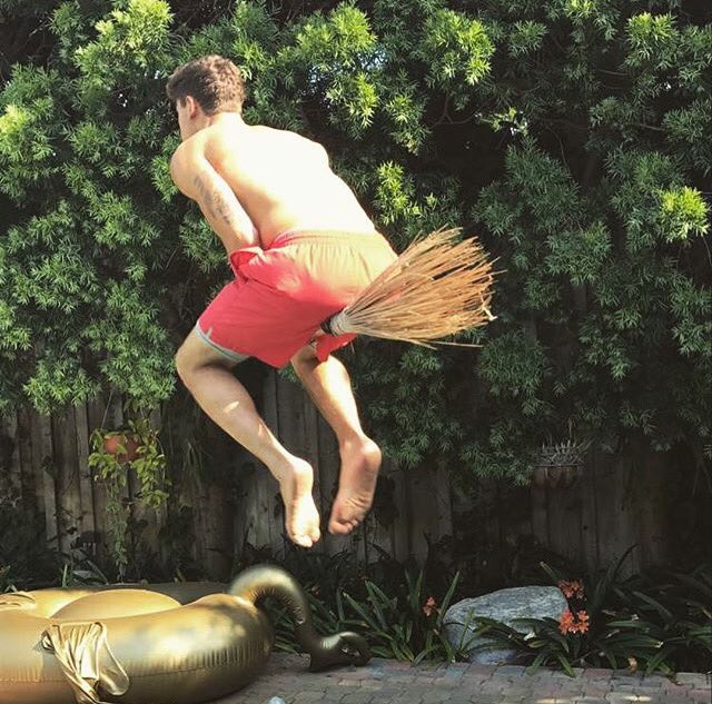 CartersLilBitch's tweet photo. Neither cause I got the Nimbus 2000 😂😂😂😂 https://t.co/1DwV3dKZJV
