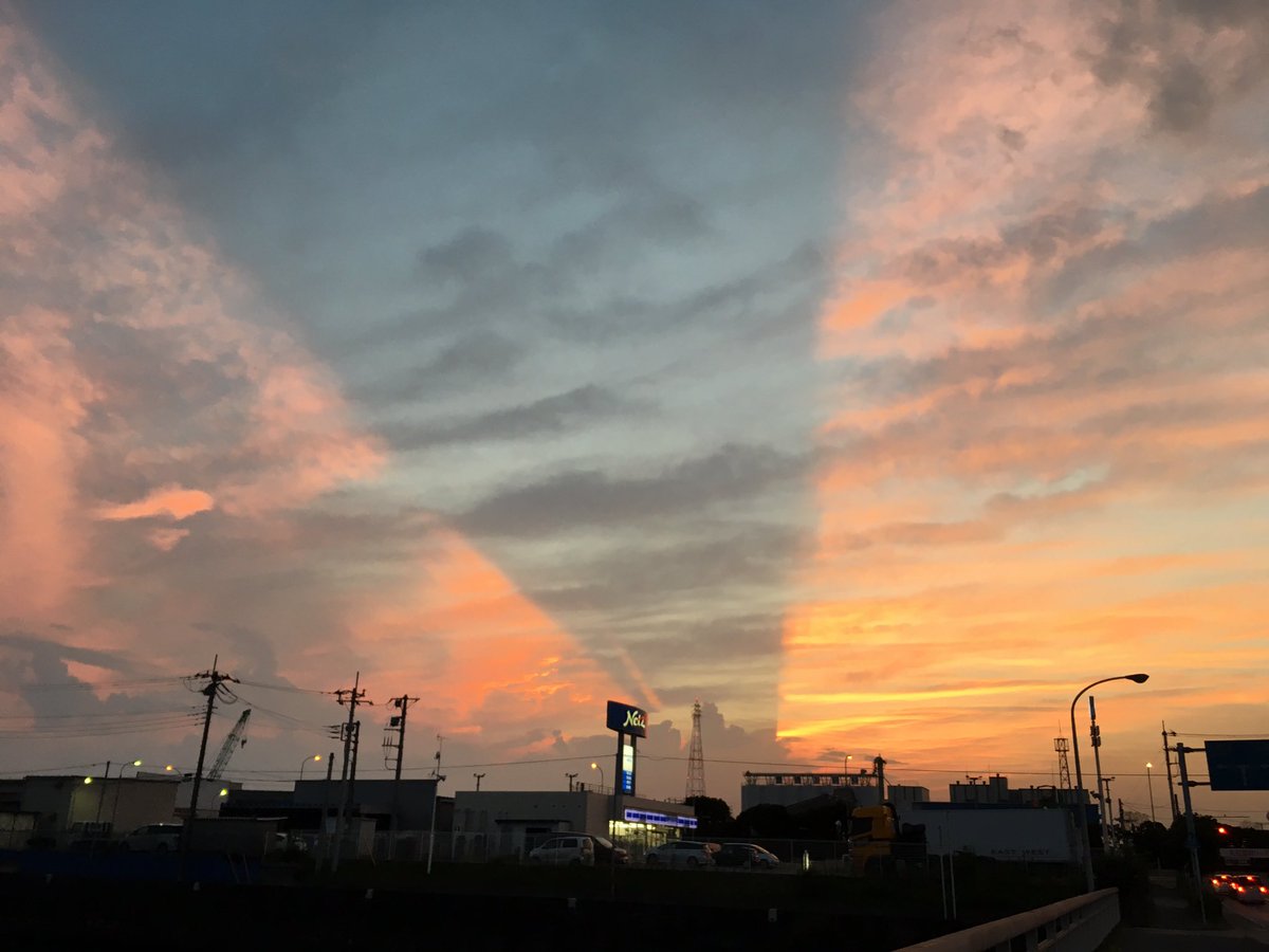夕焼けが両断された不思議な空模様 写真に色んな角度の写真もぞくぞく 現象の解説者現る ワンパンマンで見た マイクラのバグ の声も Togetter 夕焼けが両断された不思議な空模様 写真に色んな角度の写真もぞくぞく 現象の解説者現る ワンパンマンで見た マイクラのバグ の声も Togetter