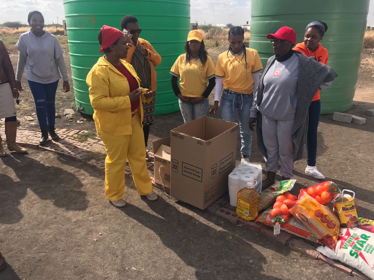 KuleMahumapelo's tweet photo. Gifting kiddies meals and groceries at Thuto Neo Early Learning Center for #MandelaDay #67MinutesForMandela https://t.co/1qn8PgZMFc