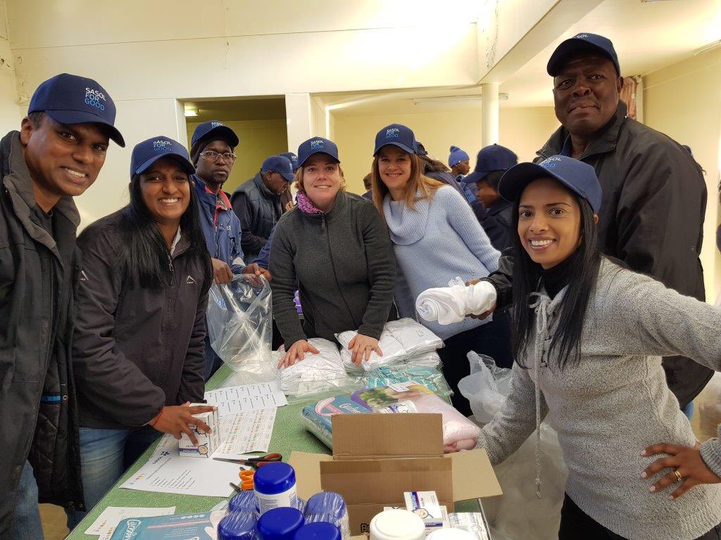 SasolforGood - Sasol Group Technology employees spending time on Mandela Day at our local hospital <a href="/GraceFactoryZA/">The Grace Factory</a> <a href="/SasolSA/">Sasol</a> 👍🏻🏨💙