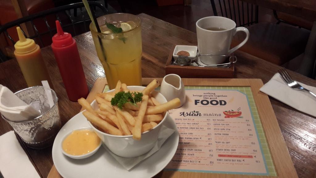 AnggelinT's tweet photo. Karena skripsi nggak kenal tempat dan waktu w/ @cherryyangela
@hummingbird_eat #HUMMINGBIRDTOTEBAG https://t.co/Oy03TVj1I2