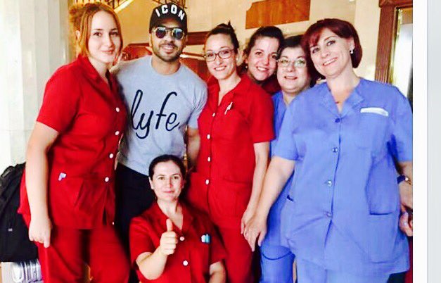 HotelDCarlota's tweet photo. Ayer @LuisFonsi  se alojó en este hotel, y muy amable posó con algunas de nuestras compañeras. #LuisFonsi #Despacito https://t.co/heOIjum9Ow