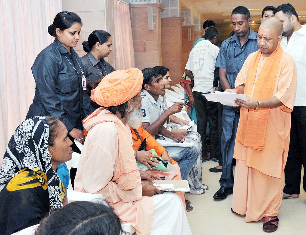 myogiadityanath's tweet photo. आज लखनऊ स्थित सरकारी आवास पर जनसमस्याएं सुनीं और उनके त्वरित निराकरण के लिए संबंधित अधिकारियों को निर्देश दिए। https://t.co/2cBL6vdI6U